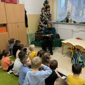 Mama Wiktorii czyta bajkę w grupie starszej