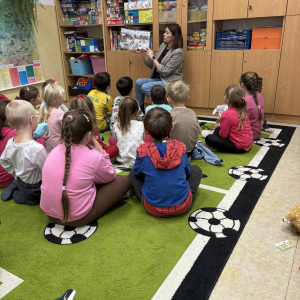 Pani Kasia czyta bajkę w grupie starszej