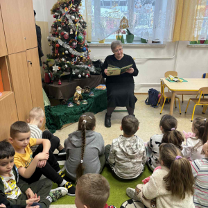 Babcia Weroniki czyta bajkę w grupie starszej