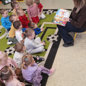 Pani Monika czyta bajkę w grupie młodszej