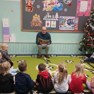 Tato Ani czyta bajkę w grupie średniej