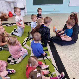 Mama Szymona czyta bajkę w grupie młodszej