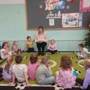 Mama Janinki czyta bajkę w grupie średniej