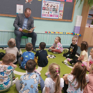 Pan dyrektor czyta bajkę w grupie średniej