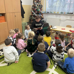Mama Wojtka czyta bajkę w grupie starszej