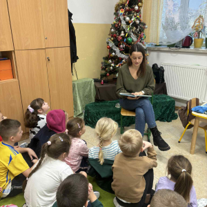 Mama Patryka czyta bajkę w grupie starszej