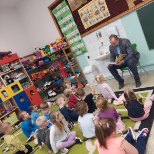 Pan Dyrektor czyta bajkę w grupie młodszej