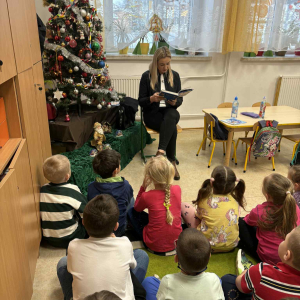 Mama Olka czyta bajkę w grupie starszej