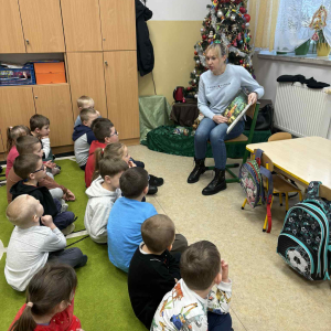 Mama Igora czyta bajkę w grupie starszej