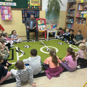 Pan Dyrektor czyta bajkę w grupie starszej