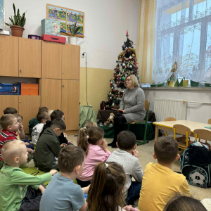 Pani Marysia czyta bajkę w grupie starszej