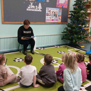 Mama Julki czyta bajkę w grupie średniej