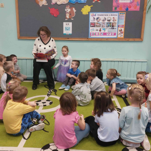 Pani Stasia czyta bajkę w grupie średniej