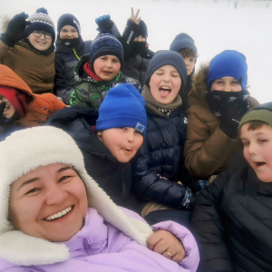 Uczestnicy kuligu podczas przejazdu na saniach