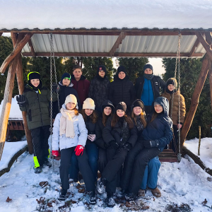 Uczniowie klasy 6 podczas zimowej integracji na hustawce