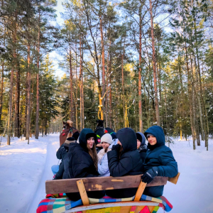 Uczestnicy kuligu podczas przejazdu na saniach (3)