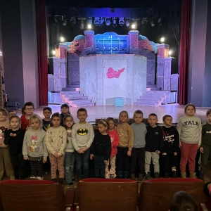 Wspólne zdjęcie przed sceną