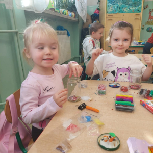 Wypełniamy słoiki cekinami i brokatem