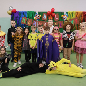 Klasa 3 w strojach karnawałowych.