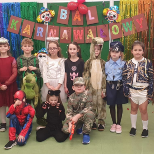 Klasa 1 w strojach karnawałowych.