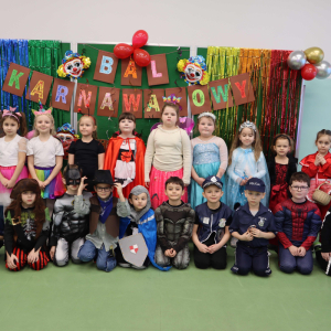 Przedszkolaki, grupa najstarsza w strojach karnawałowych. 
