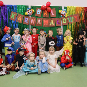 Przedszkolaki, grupa średnia w strojach karnawałowych. 