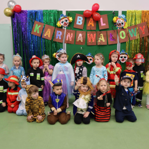 Przedszkolaki, grupa najmłodsza w strojach karnawałowych. 
