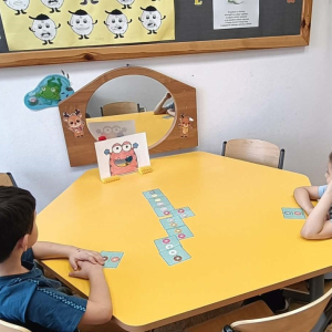 Przedszkoladki podczas zajęć logopedycznych w ramach projektu.