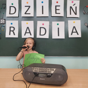 Ania prowadzi audycję radiową