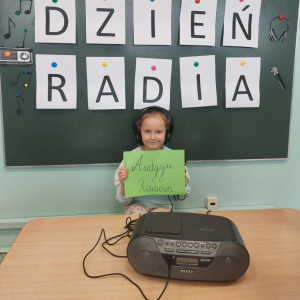 Tosia prowadzi audycję radiową
