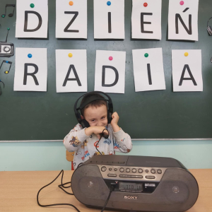Karol prowadzi audycję radiową
