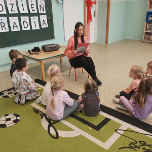 Naśladujemy dźwięki ptaków z wiersza ,,Ptasie Radio''