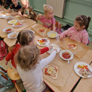 Dzień Pizzy-  nakładanie ulubionych składników 