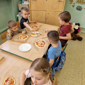 Dzień Pizzy- nakładanie ulubionych składników