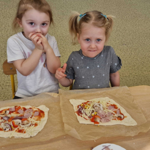 Dzień Pizzy- nakładanie ulubionych składników