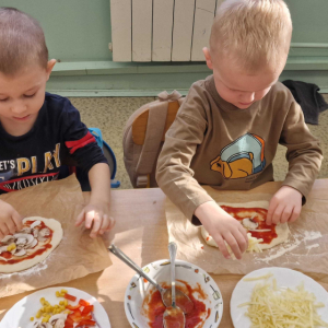 Dzień Pizzy- nakładanie ulubionych składników