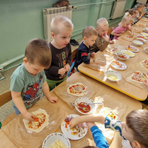 Dzień Pizzy- nakładanie ulubionych składników