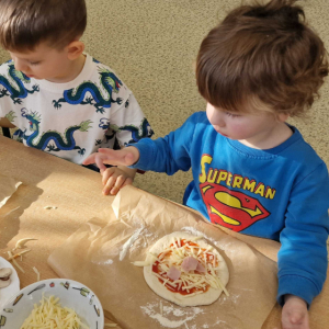 Dzień Pizzy- nakładanie ulubionych składników