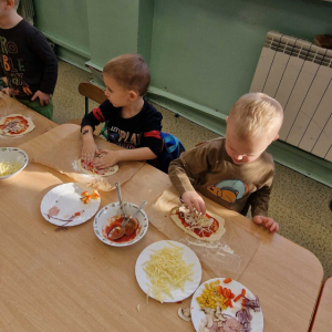 Dzień Pizzy-  nakładanie ulubionych składników 