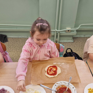 Dzień Pizzy- nakładanie ulubionych składników