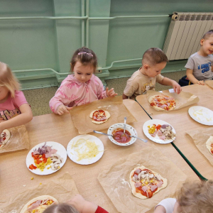 Dzień Pizzy- nakładanie ulubionych składników