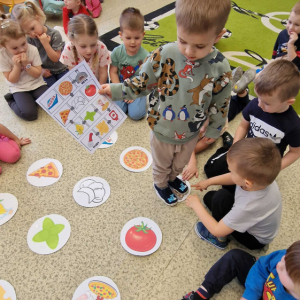 Dzień Pizzy- zabawa w kodowanie na dywanie 