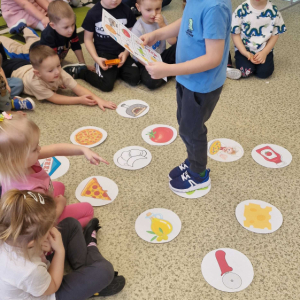 Dzień Pizzy- zabawa w kodowanie na dywanie 