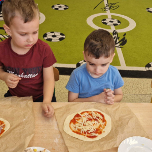 Dzień Pizzy- nakładanie ulubionych składników