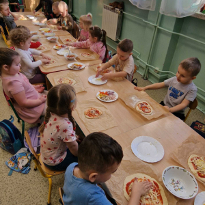 Dzień Pizzy-  nakładanie ulubionych składników 