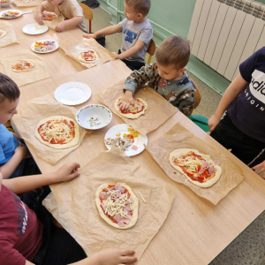 Dzień Pizzy- nakładanie ulubionych składników