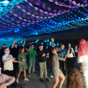 Uczniowie klas 4-8 podczas zabawy choinkowej