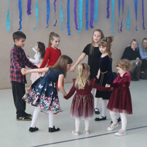 Uczniowie podczas choinki