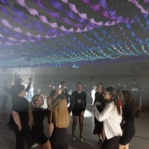 Uczniowie klas 4-8 podczas zabawy choinkowej