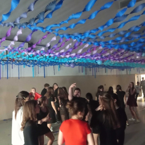 Uczniowie klas 4-8 podczas zabawy choinkowej